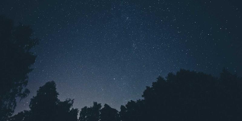 镜头下的时光褶皱：天河老城区街拍，如何用人文纪实讲述城市变迁与市井温情